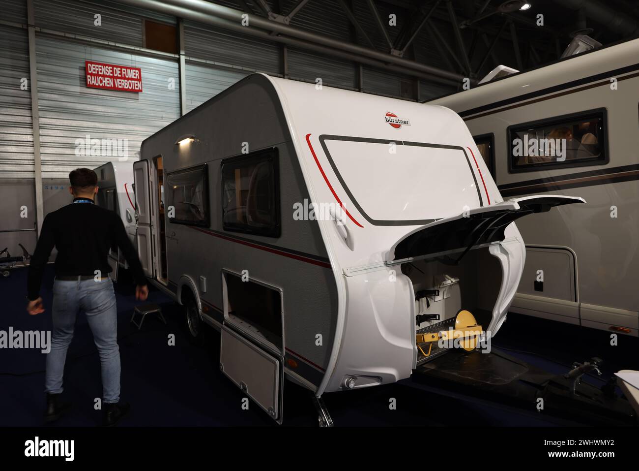 Camping car expo au Parc Expo de Mulhouse, France. Plus de 150 camping-cars, fourgonnettes, fourgonnettes converties et caravanes exposent pour cette occasion. Banque D'Images