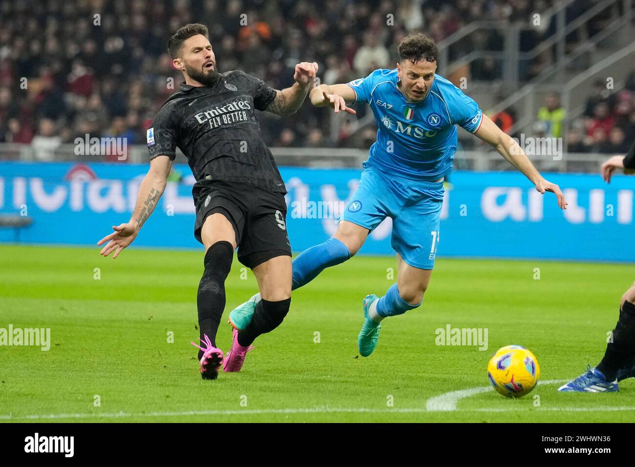 AC Milan's Olivier Giroud, left, and Napoli's Amir Rrahmani vie for the ball during a Serie A soccer match between AC Milan and Napoli, at the San Siro stadium in Milan, Italy, Sunday, Feb. 11, 2024. (AP Photo/Luca Bruno) Banque D'Images