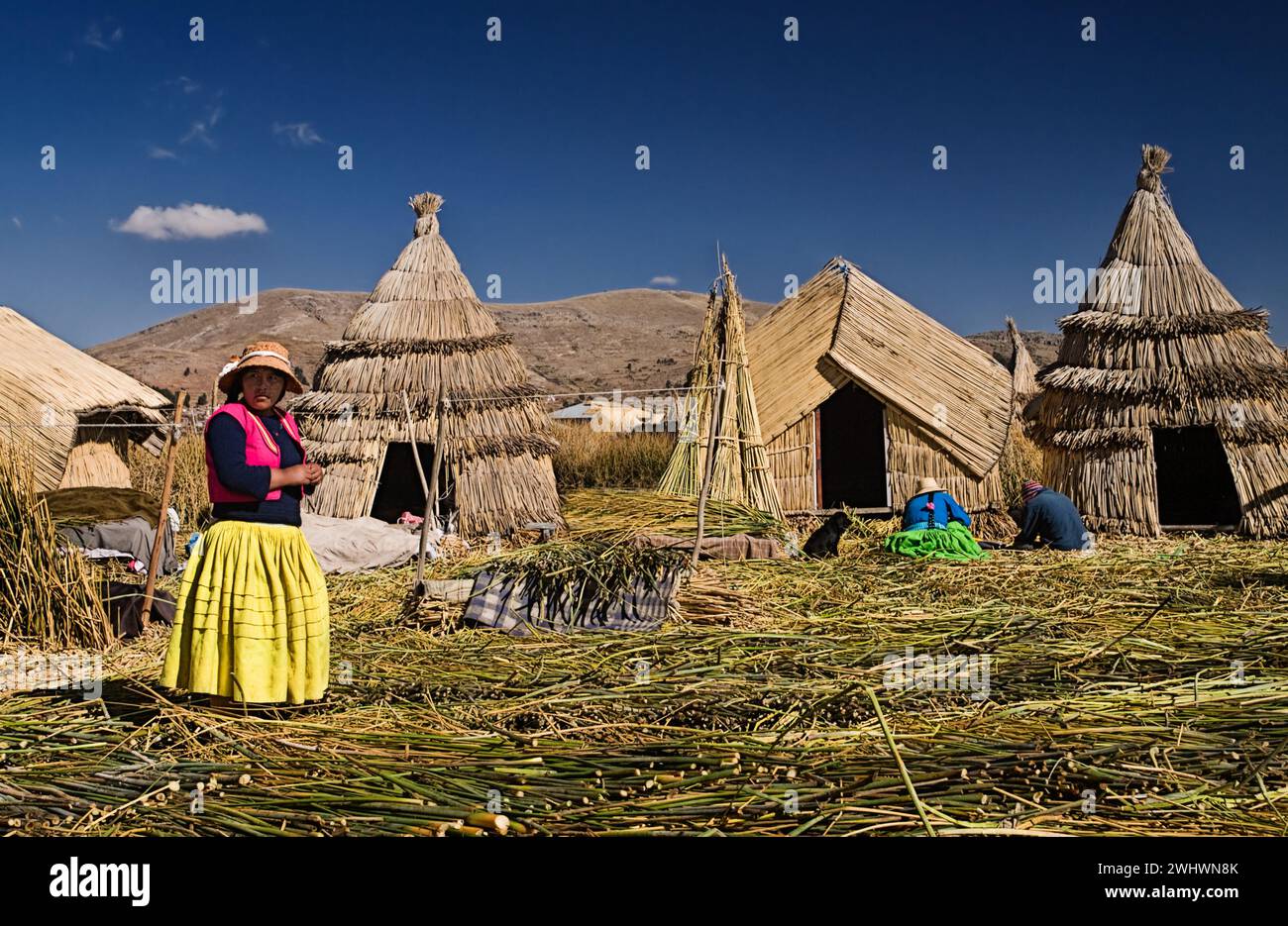 Femmes andines en costumes traditionnels colorés sur l'île de Taipi Kile dans le lac Titicaca, Uros, Puno, Pérou. Banque D'Images