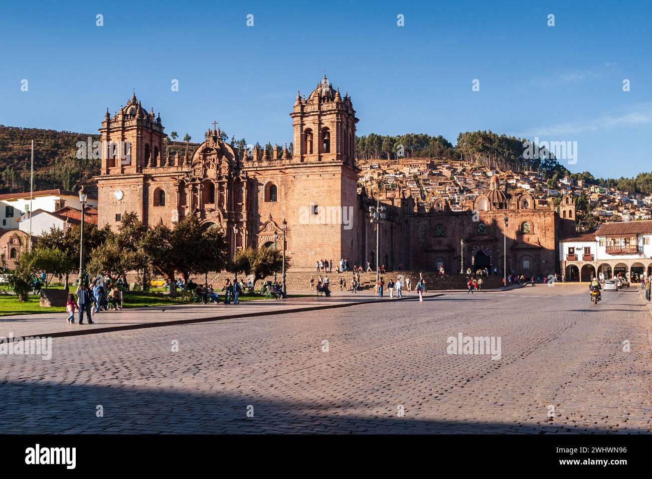 La Plaza de Armas de Cusco dans le centre historique de la ville par une journée ensoleillée d'hiver, Pérou Banque D'Images