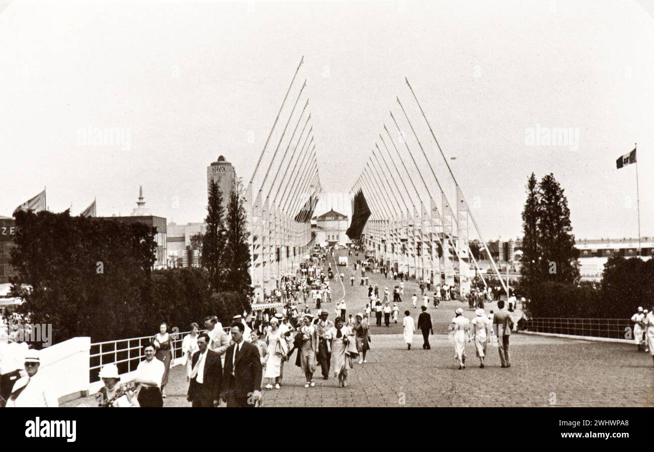 Photo tirée de l'album d'une famille juive italienne (Jarach) voyageant à l'Expo internationale de Chicago à l'été 1933. La photo montre la promenade principale de l'Expo pleine de monde Banque D'Images