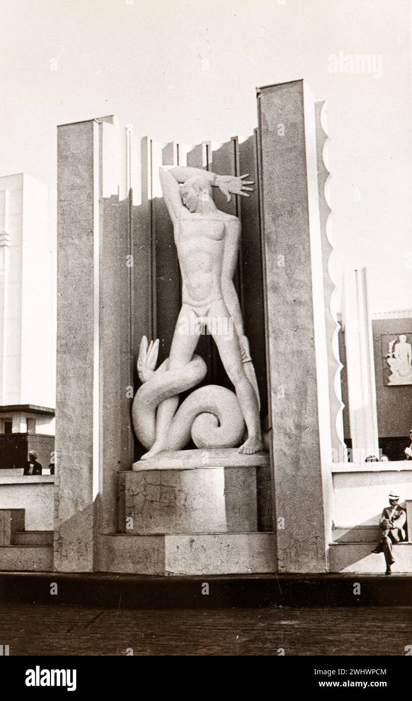 Photo tirée de l'album d'une famille juive italienne (Jarach) voyageant à l'Expo internationale de Chicago à l'été 1933. La photo montre le monument de la Cour supérieure - Hall of Science, à Chicago Expo Banque D'Images