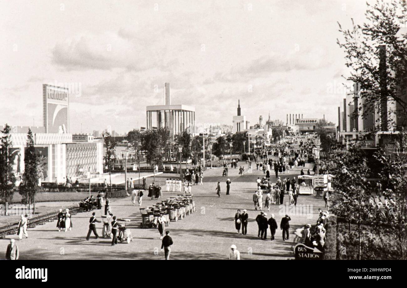 Photo tirée de l'album d'une famille juive italienne (Jarach) voyageant à l'Expo internationale de Chicago à l'été 1933. La photo montre la promenade principale de l'Expo pleine de monde Banque D'Images
