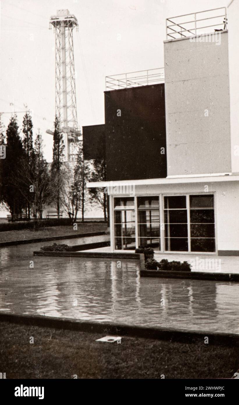 Photo tirée de l'album d'une famille juive italienne (Jarach) voyageant à l'Expo internationale de Chicago à l'été 1933. La photo montre le monument à l'intérieur de la Cour supérieure - Hall of Science, à Chicago Expo Banque D'Images