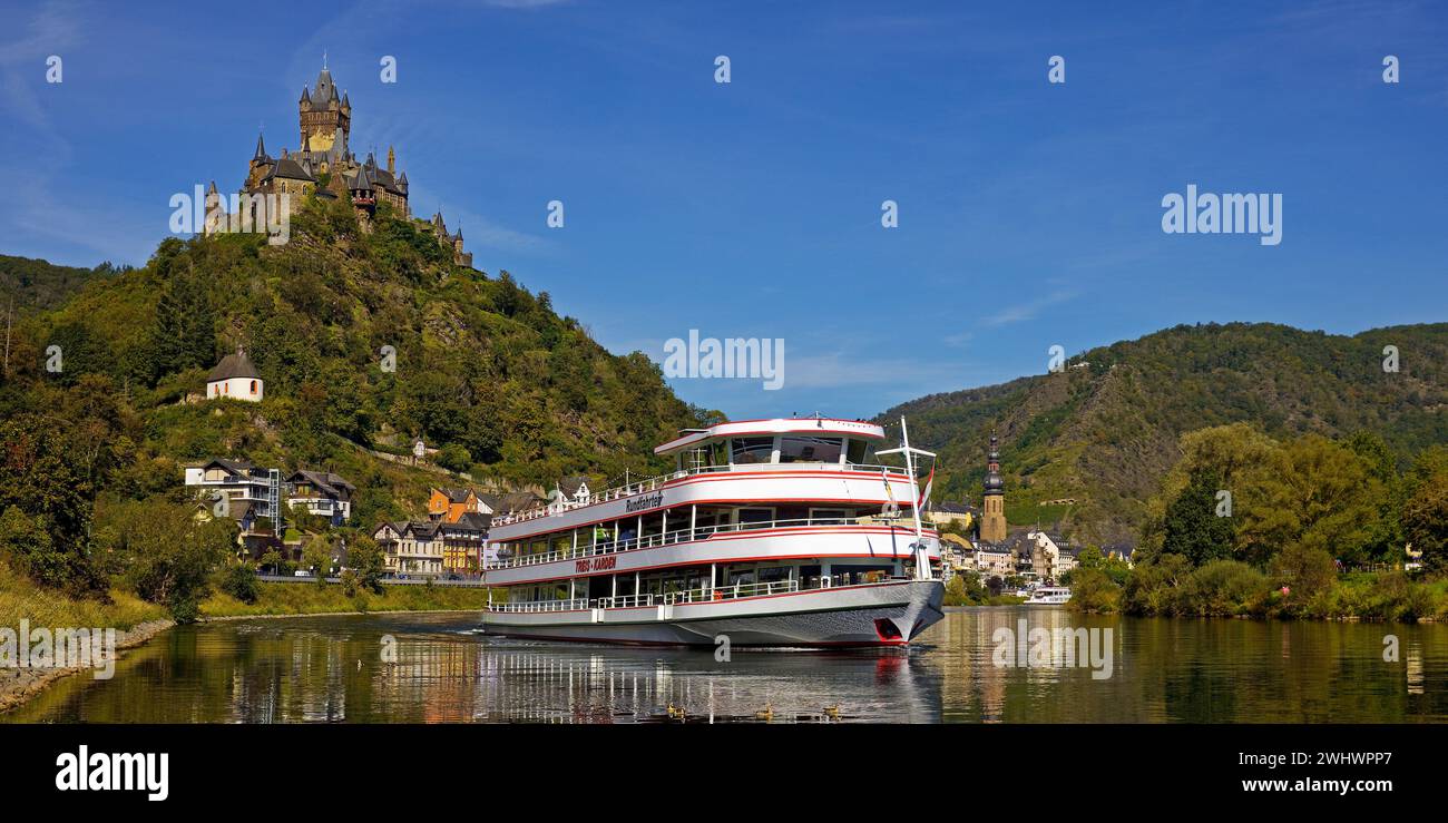 Navire à passagers sur la Moselle avec le Reichsburg, Cochem, Rhénanie-Palatinat, Allemagne, Europe Banque D'Images