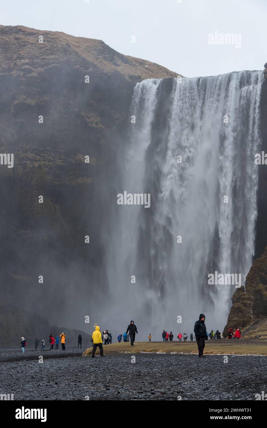Les touristes à la cascade de skogafoss sur la rivière Skoga en Islande. Cascades islandaises Banque D'Images