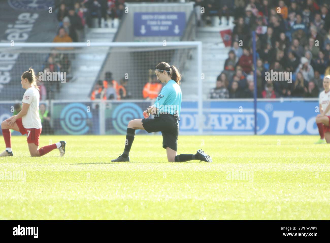 Ref Jade Wardle et les joueurs prennent le genou Southampton FC Women v Manchester United Women Adobe Women's FA Cup au Silverlake Stadium Banque D'Images