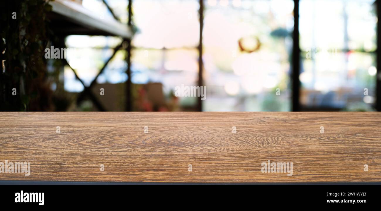 Table en bois sombre vide devant le fond abstrait flou de bokeh du restaurant. peut être utilisé pour l'affichage ou le montage de votre pr Banque D'Images Table en bois sombre vide devant le fond abstrait flou de bokeh du restaurant. peut être utilisé pour l'affichage ou le montage de votre pr Banque D'Images