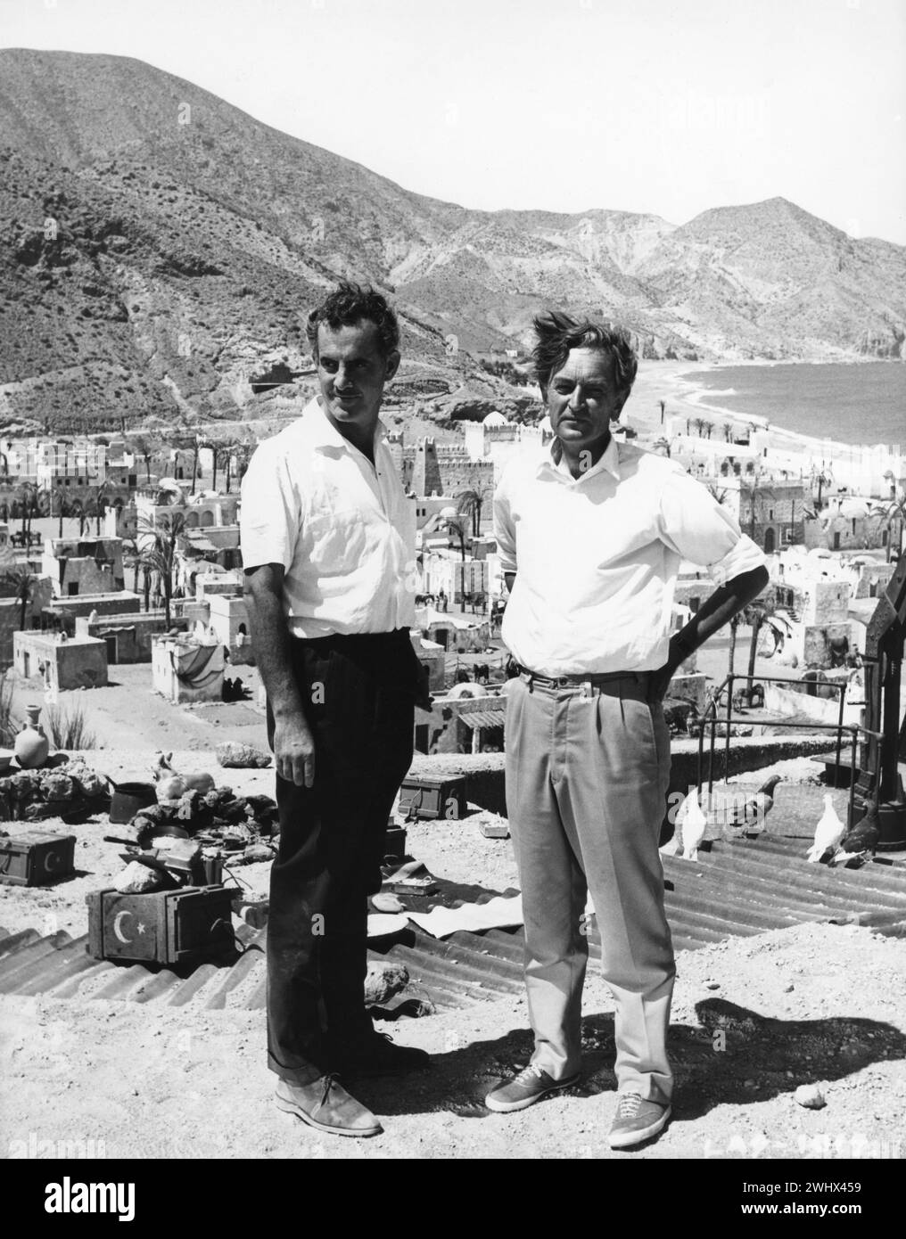Le réalisateur DAVID LEAN et le concepteur de production JOHN BOX sur place en Espagne pour le tournage de LAWRENCE D'ARABIE 1962 scénario ROBERT BOLT et MICHAEL WILSON Cinématographie FREDDIE JEUNE production Design JOHN BOX musique MAURICE JARRE Producteur SAM SPIEGEL Horizon Pictures / Columbia Pictures Banque D'Images