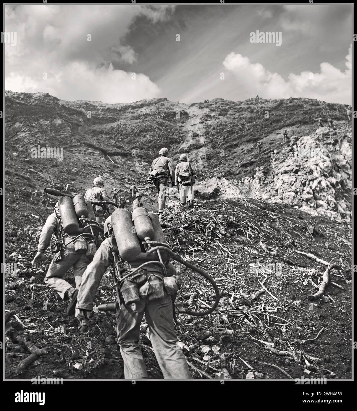 WW2 Iwo Jima. Les Marines américains avancent au sommet de Suribachi Feb 1945 lance-flammes au premier plan pour neutraliser les nombreux bunkers japonais et foxholes construits sur toute l'île. La bataille d'Iwo Jima est une bataille majeure au cours de laquelle le corps des Marines des États-Unis et la marine des États-Unis débarquent et finissent par capturer l'île d'Iwo Jima de l'armée impériale japonaise pendant la seconde Guerre mondiale Seconde Guerre mondiale. Guerre du Pacifique Banque D'Images