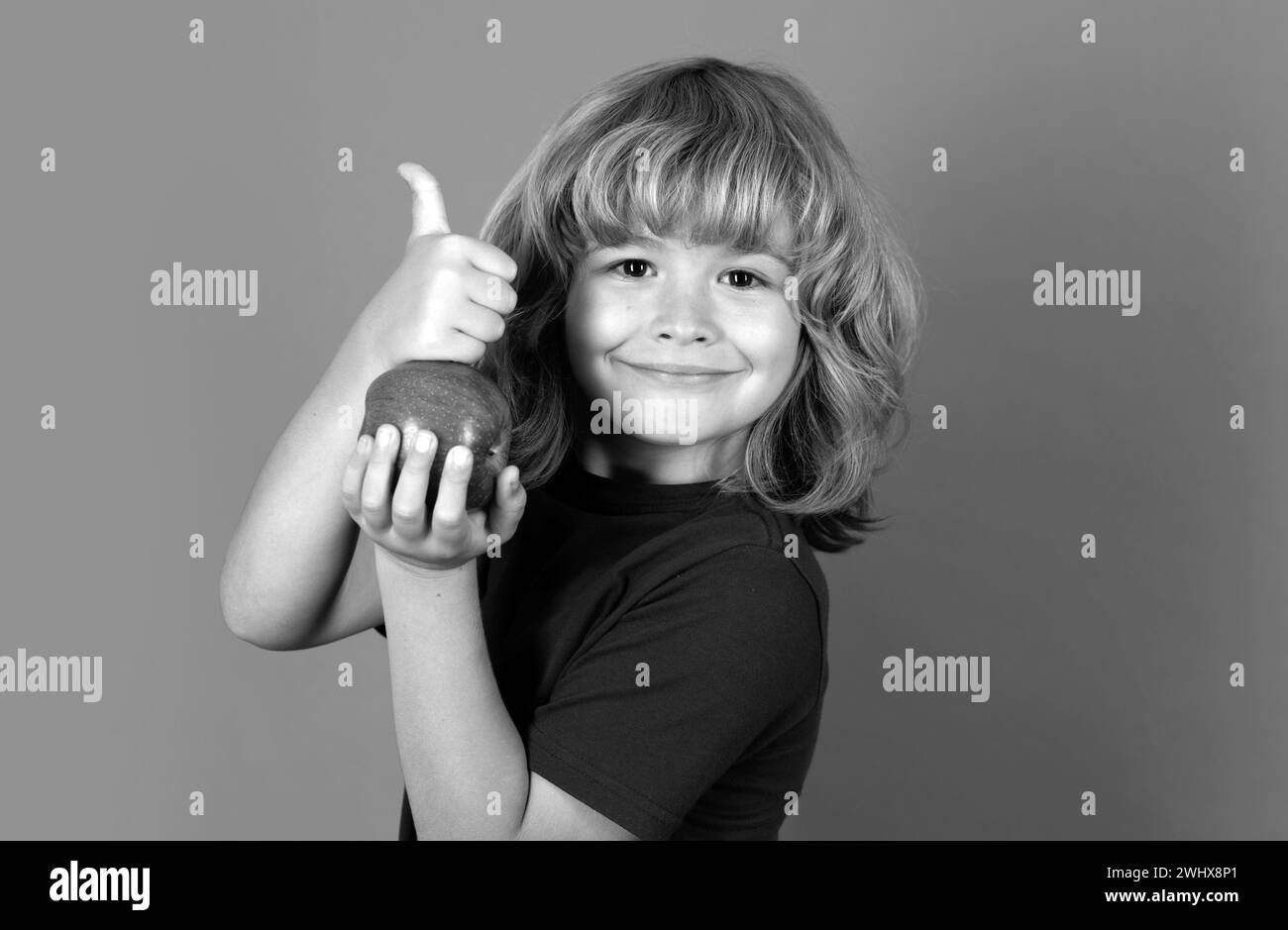 Une alimentation saine. Enfant avec des fruits sains de pomme. Portrait de studio. Banque D'Images