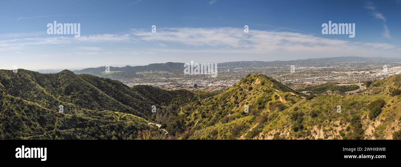 Vue panoramique de Burbank, CALIFORNIE, et de la vallée de San Fernando, depuis les montagnes du Verdugo. Comté de Los Angeles, Californie du Sud Banque D'Images