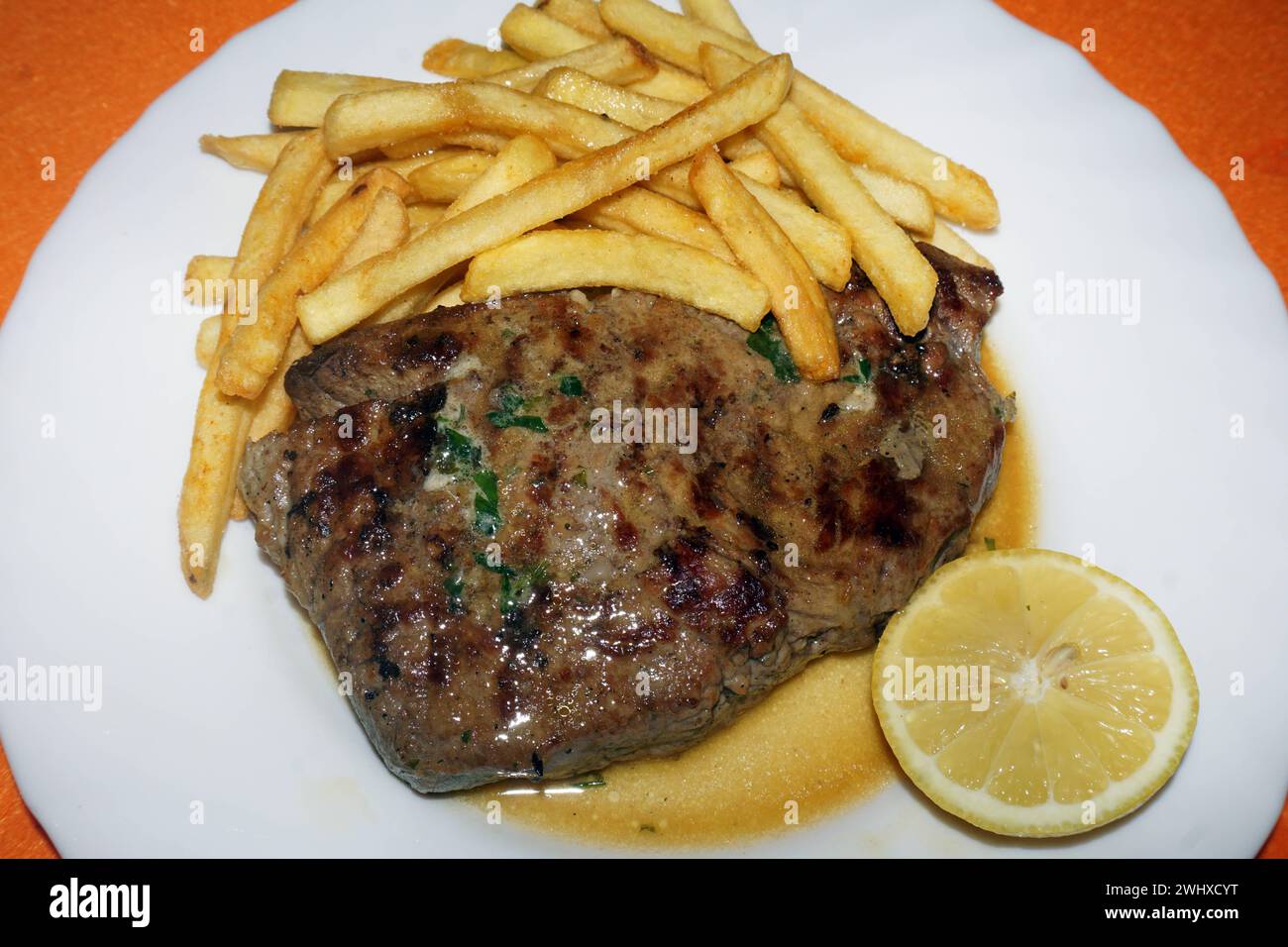 Fleisch als Nahrungsmittel Ein Rump-Steak aus Südamerika nach der Zubereitung auf einem Teller. *** Viande comme aliment Un steak de croupe d'Amérique du Sud après préparation sur une assiette Banque D'Images