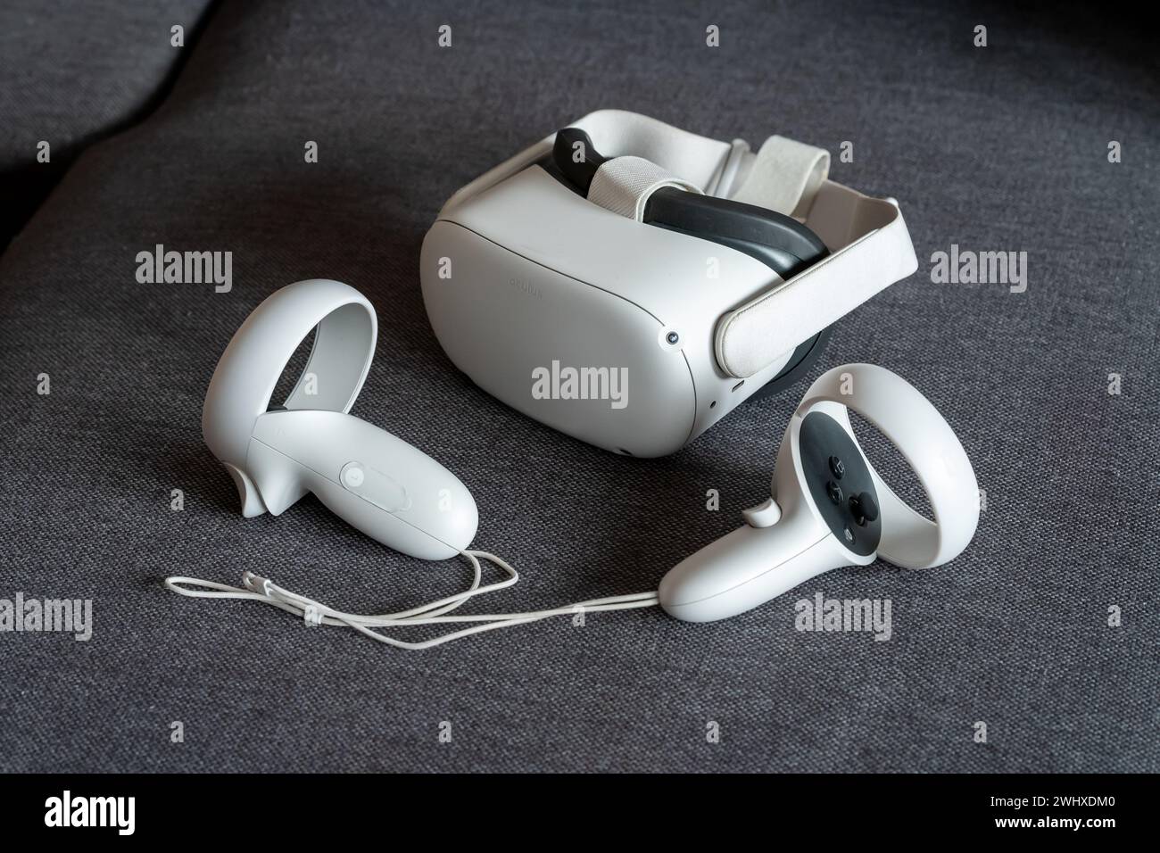 Casque de réalité virtuelle Meta Quest 2 avec manettes sur un canapé. Jeux et expériences VR autonomes sans fil et filaires, technologie Metaverse, VR Gami Banque D'Images