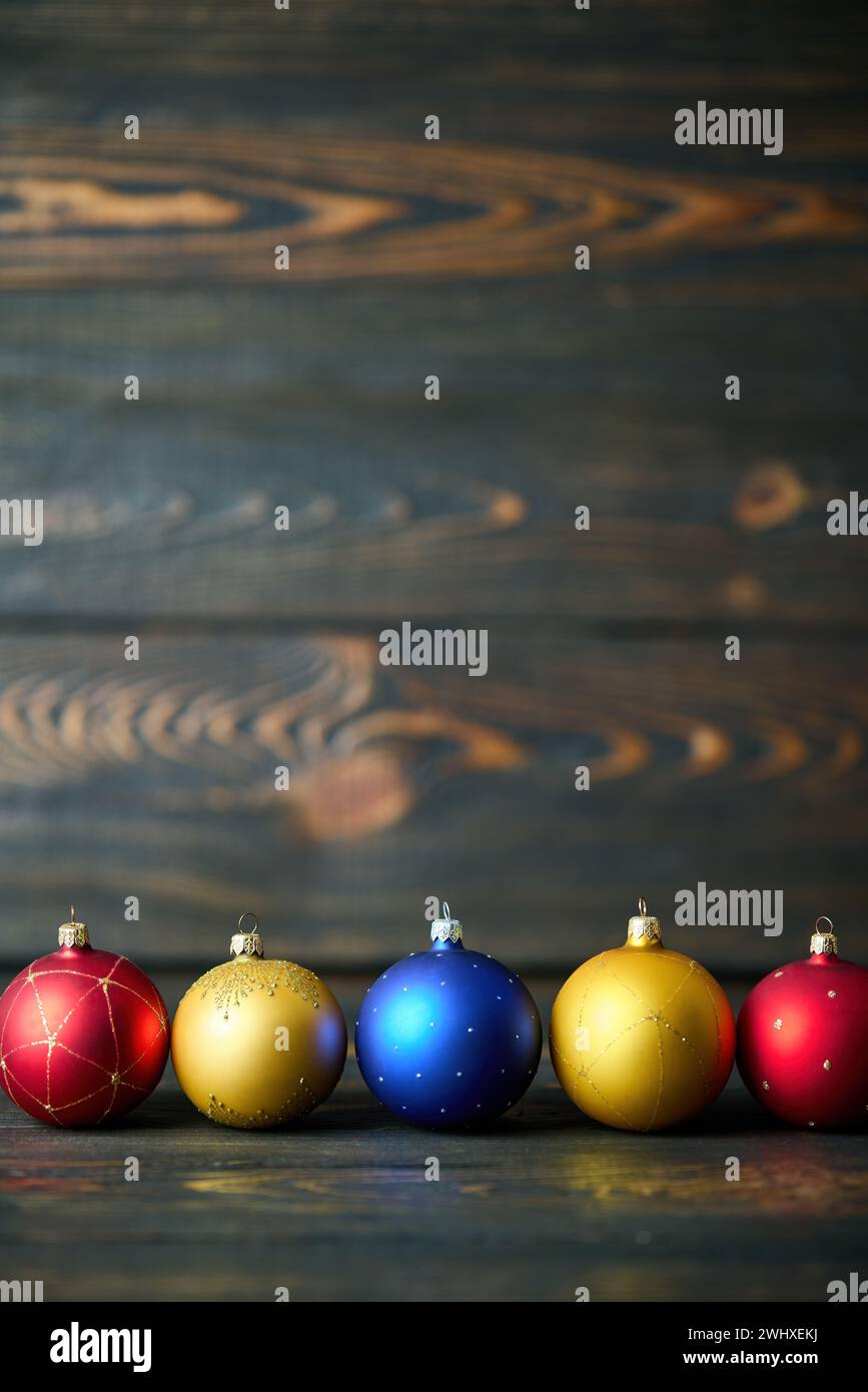 Boules de Noël colorées boules de Noël sur fond en bois avec espace de copie Banque D'Images