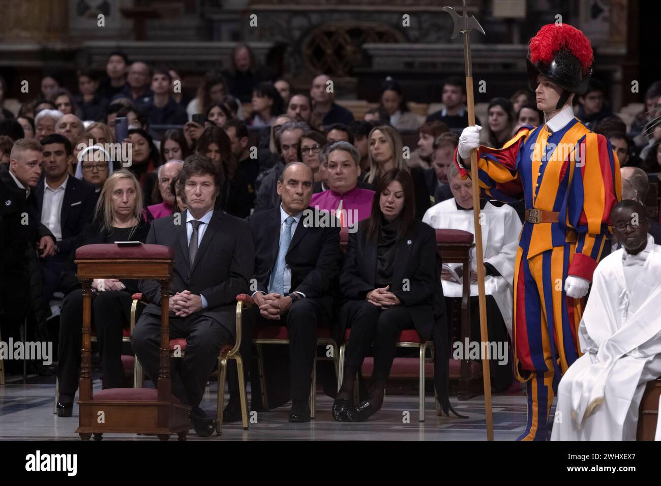 Cité du Vatican, Vatican, 11 février 2024. Karina Milei, secrétaire générale de la présidence Argentine, Javier Milei, président argentin, Guillermo Francos, ministre de l'intérieur et Sandra Pettovello, ministre Argentine du capital humain, assistent à une cérémonie de canonisation de la nouvelle sainte Argentine, María Antonia de Paz y Figueroa, présidée par le pape François Basilique Pierre au Vatican. Maria Grazia Picciarella/Alamy Live News Banque D'Images