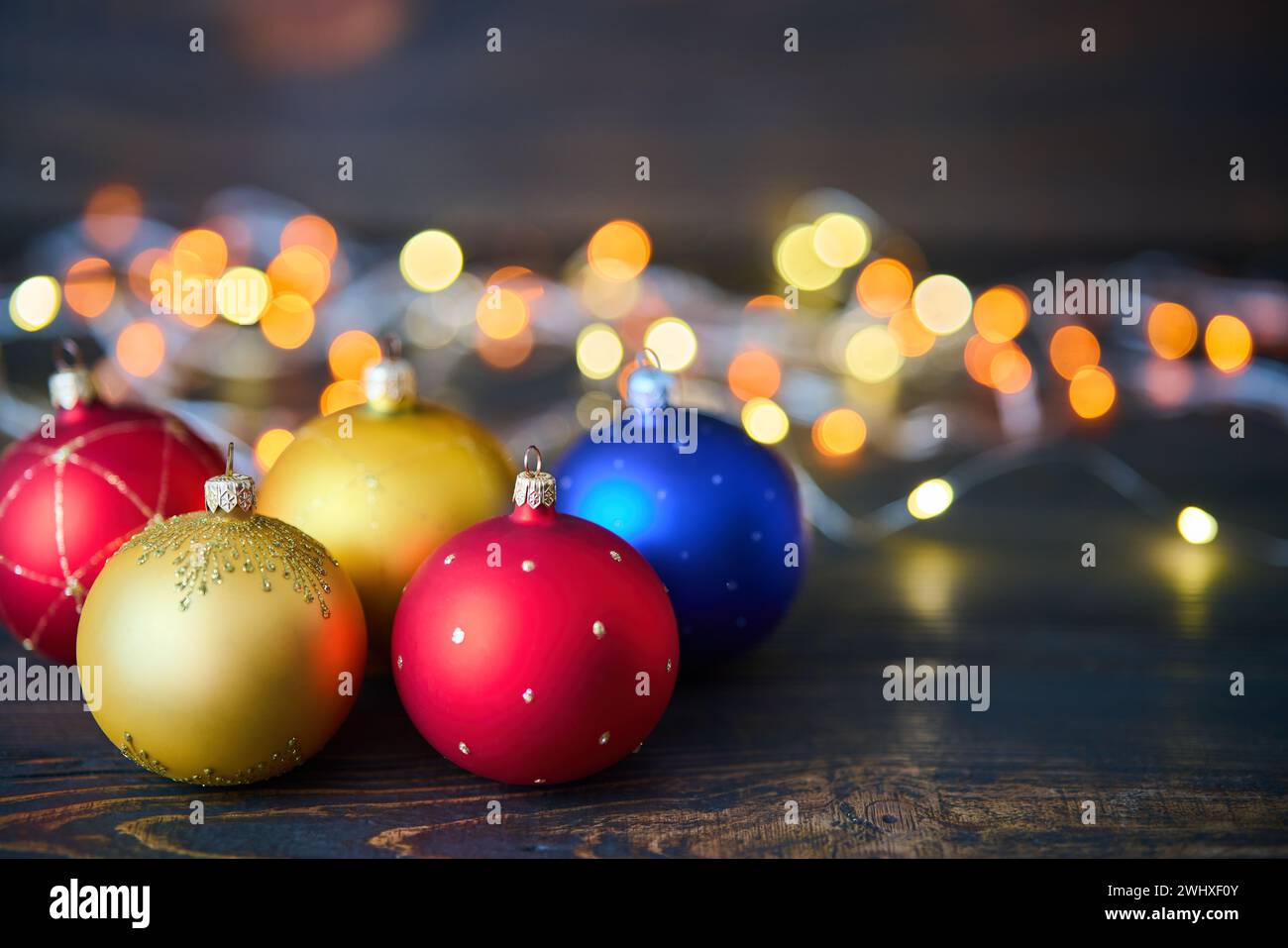 Boules de Noël colorées boules de Noël et fond de lumières de Noël Banque D'Images