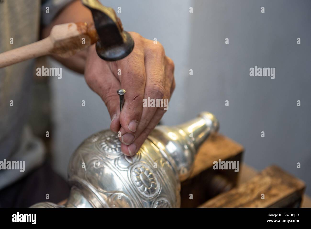 Bijoutier travaillant dans l'atelier de fabrication de vase en argent. les gens créatifs artisanent le processus fait main Banque D'Images
