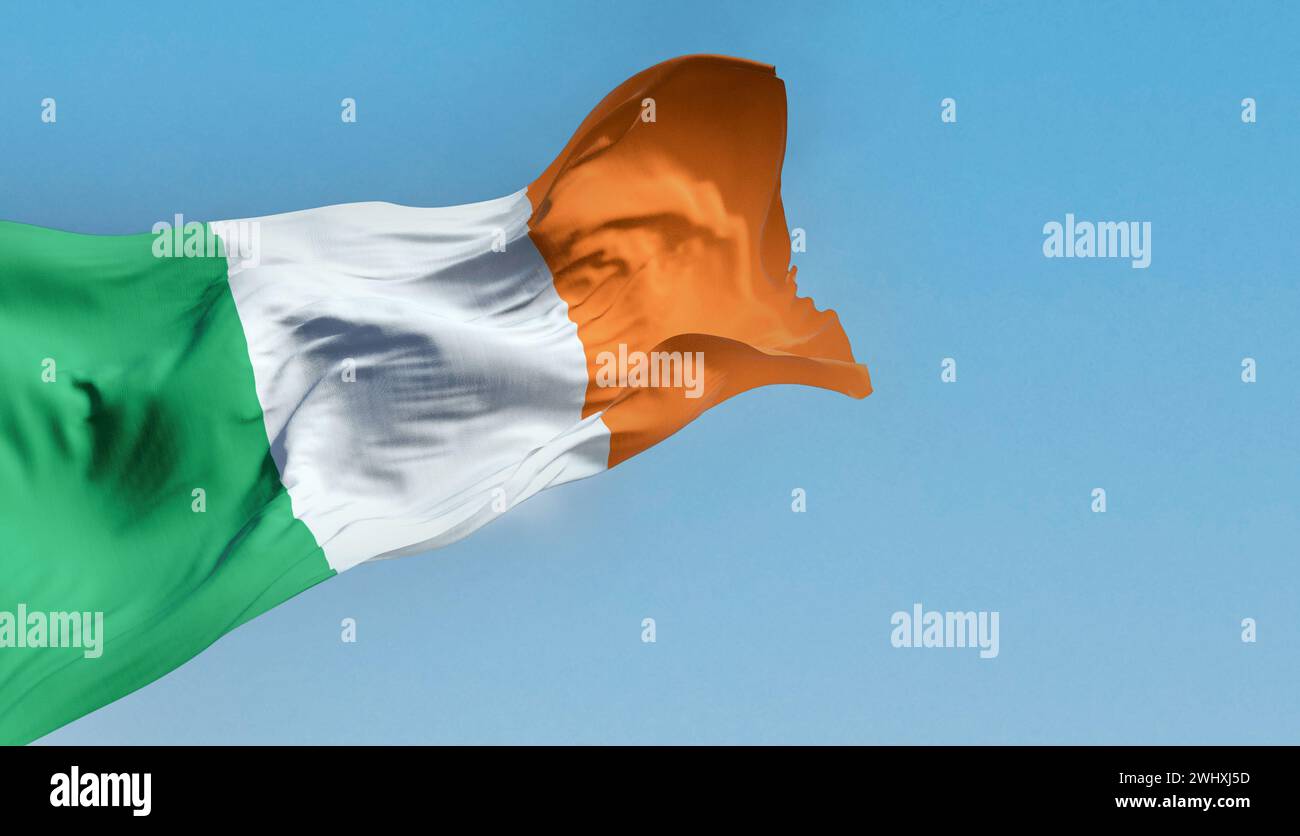 Drapeau national de l'Irlande agitant dans le vent par temps clair Banque D'Images