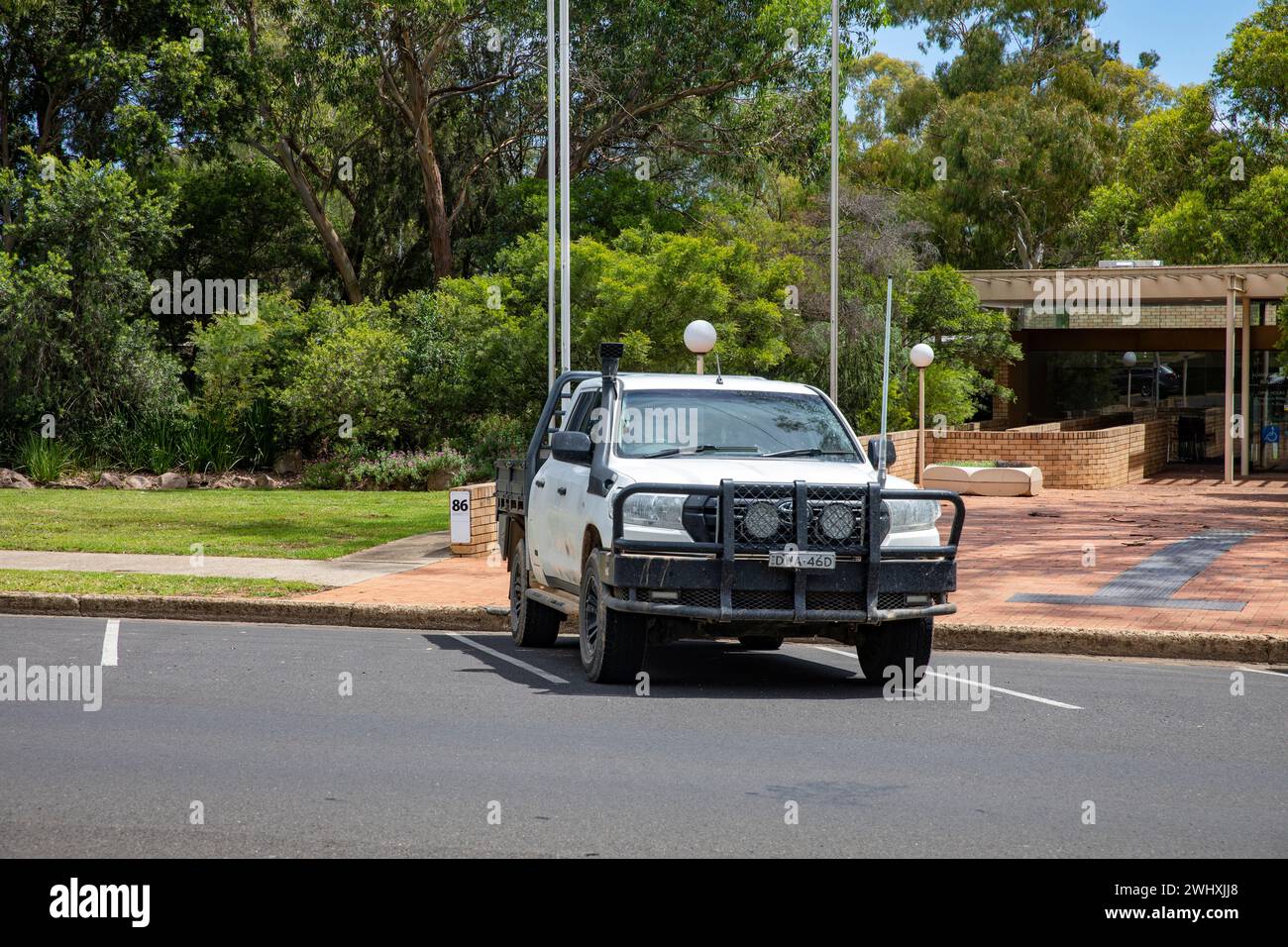 Camion utilitaire Toyota Landcruiser blanc 2018 garé dans le centre-ville de Mudgee, en Australie régionale Banque D'Images