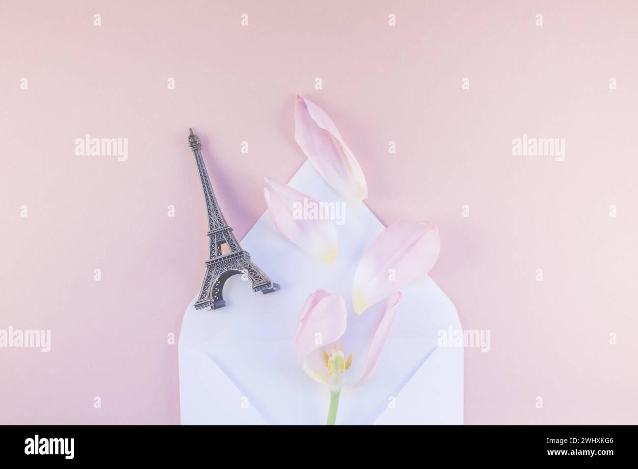 Tulipe rose en enveloppe avec tour eiffel miniature Banque D'Images