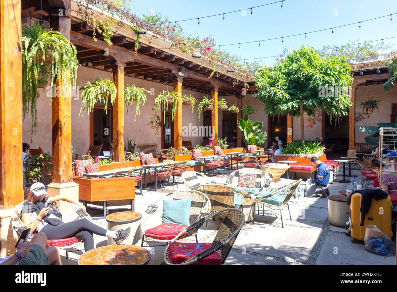 Courtyard at Starbucks Coffee Shop, Calle del Arco, Antigua, département de Sacatepéquez, République du Guatemala Banque D'Images