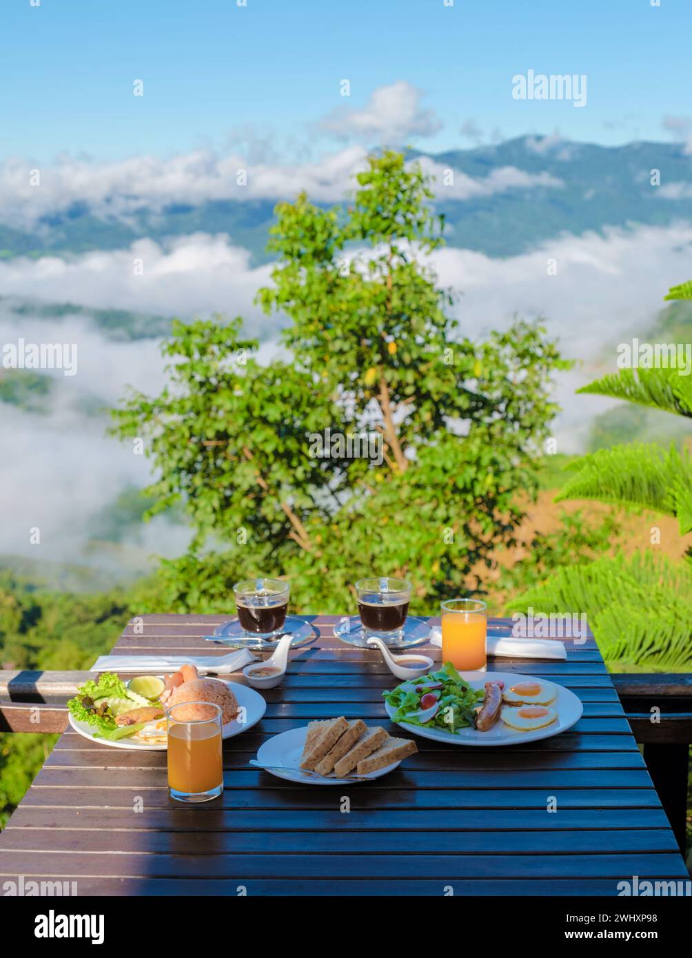 Table de petit déjeuner avec vue sur les montagnes de Chiang Rai Nord de la Thaïlande pendant les vacances. Banque D'Images