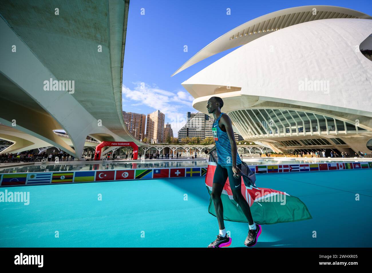 Kelvin Kiptum, coureur kenyan et détenteur du record du monde du marathon, célèbre sa victoire au marathon de Valence en décembre 2022. Banque D'Images