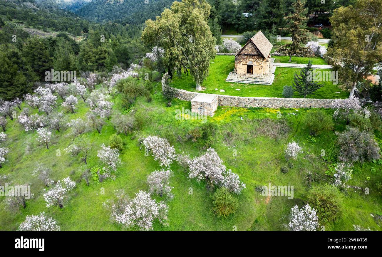 Drone paysage aérien de l'ancienne église orthodoxe chrétienne au printemps. Sainte Marie Asinoy chapelle chypre Banque D'Images