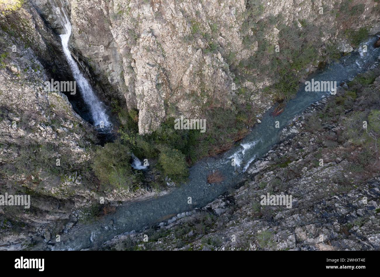 Drone aérien de cascade coulant d'une falaise rocheuse dans la gorge. Rivière coulant en automne. Banque D'Images