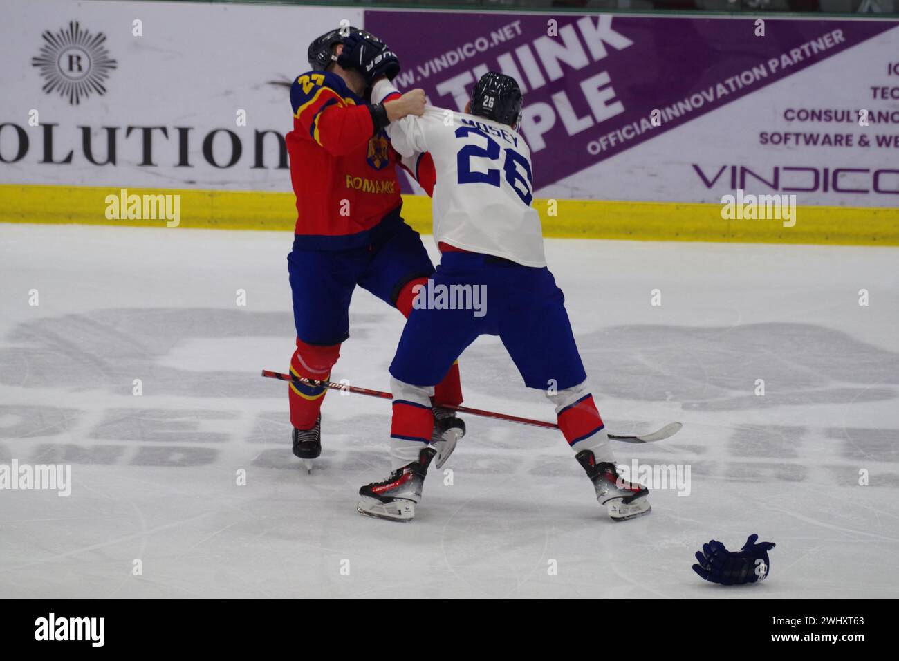 Cardiff, 11 février 2024. Vladislav Teamriuc joue pour la Roumanie et Evan Mosey joue pour la Grande-Bretagne combattant dans un match de qualification olympique de hockey sur glace au Vindico Arena, Cardiff. Crédit : Colin Edwards/Alamy Live News. Banque D'Images