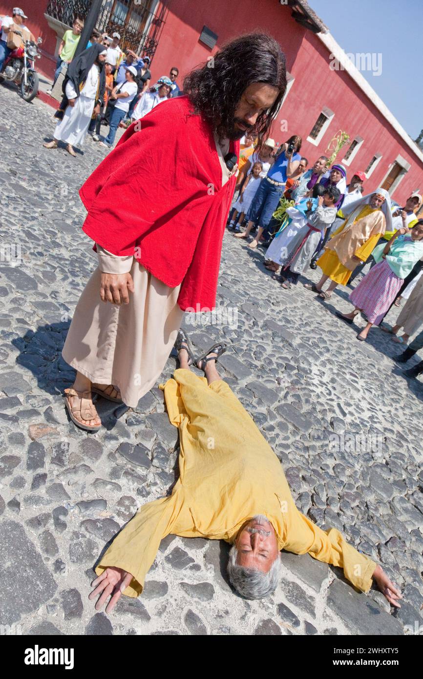 Jésus rencontre l'homme affligé par un démon, et chasse le démon. Reconstitution du dimanche des palmiers des événements de la vie de Jésus. Banque D'Images