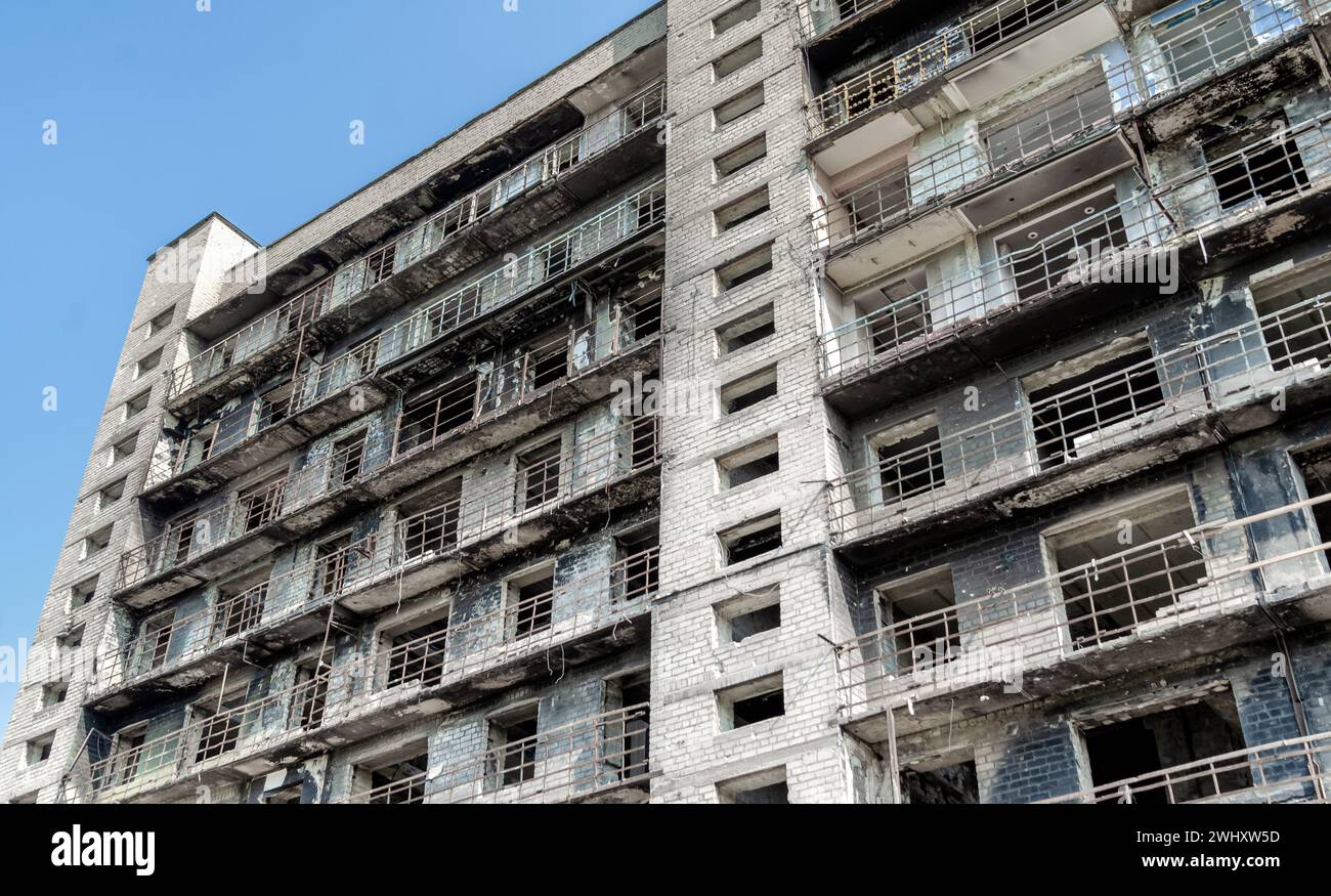 Maisons détruites et incendiées dans la ville Russie guerre d'Ukraine Banque D'Images