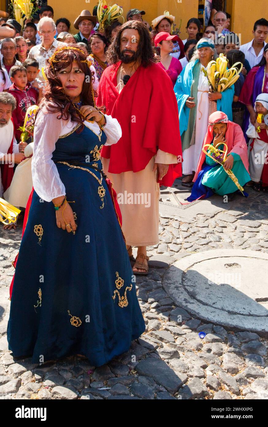 Jésus avec la femme prise en adultère. (Jean 8:1-11) le dimanche des Rameaux reconstitution d'événements dans la vie de Jésus, par le groupe appelé Luna Llena. Banque D'Images