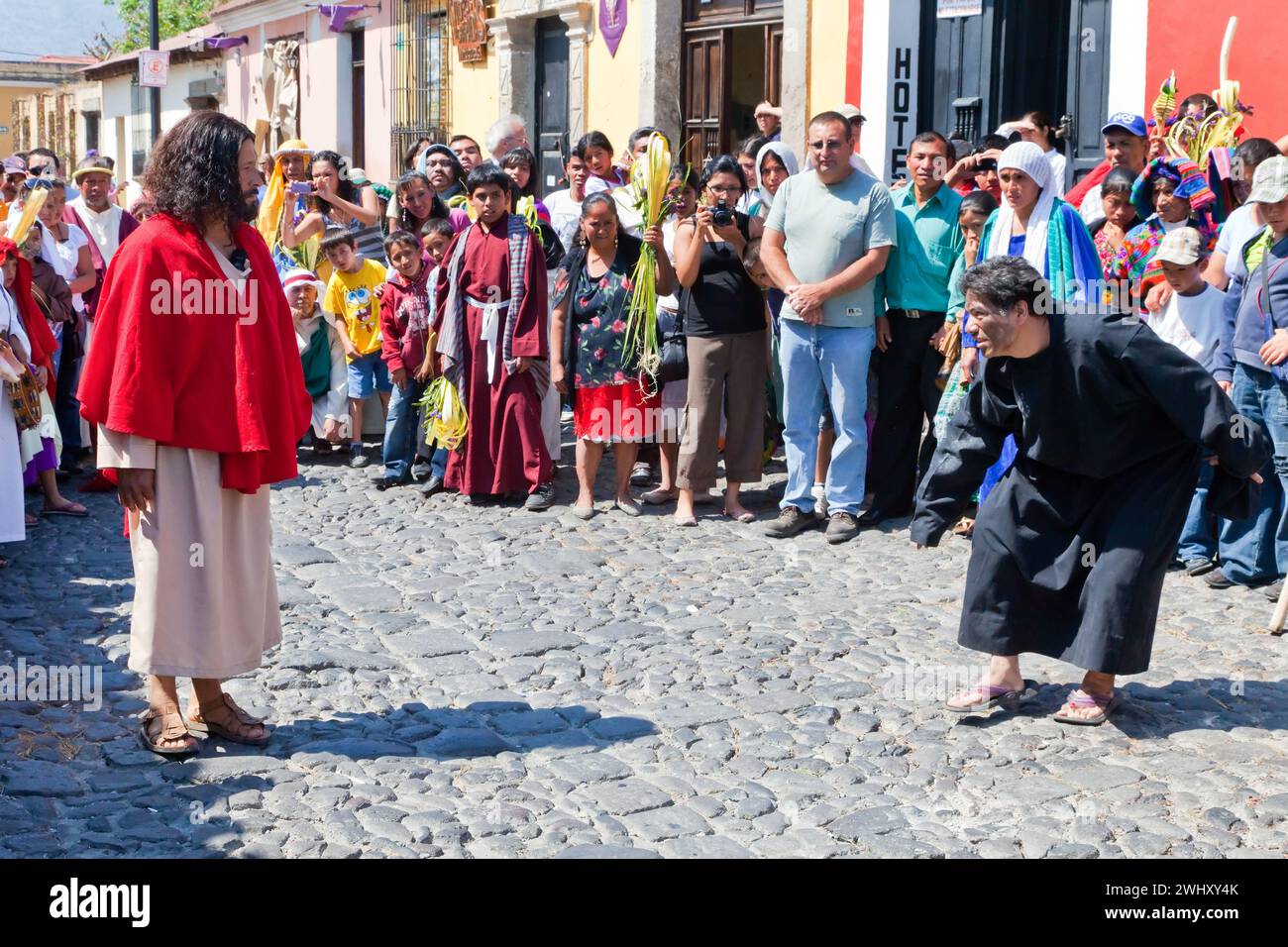 Jésus chasse l'esprit impur hors du Mané affligé. (Luc 4:33-37). Dimanche des palmiers reconstitution des événements dans la vie de Jésus, par l'appel de groupe Banque D'Images