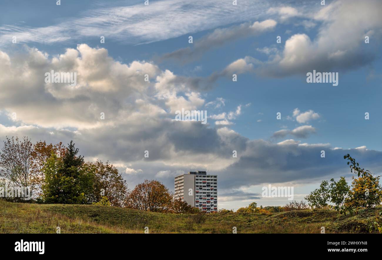 Nuages d'automne au-dessus du gratte-ciel Banque D'Images