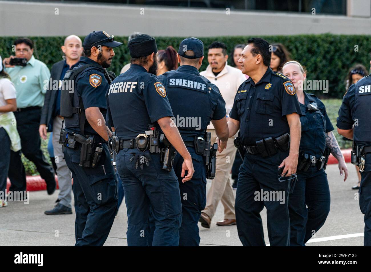 Houston, États-Unis. 11 février 2024. Le shérif du comté de Harris, Ed Gonzalez, est vu à l'extérieur de l'église de Lakewood. Une femme au début des années 30 a ouvert le feu à Lakewood Church, juste avant 14h00 CT le dimanche 11 février 2024 à Houston, Texas. La méga-église de Joel Olsteen, la plus grande du Texas, commençait tout juste son service espagnol lorsque la fusillade a commencé. Le tireur a été abattu par un officier de la force publique hors service ; elle était accompagnée d'un enfant de 5 ans qui a été abattu et emmené au Texas Children's Hospital. (Photo de Jennifer Lake/Sipa USA) crédit : Sipa USA/Alamy Live News Banque D'Images