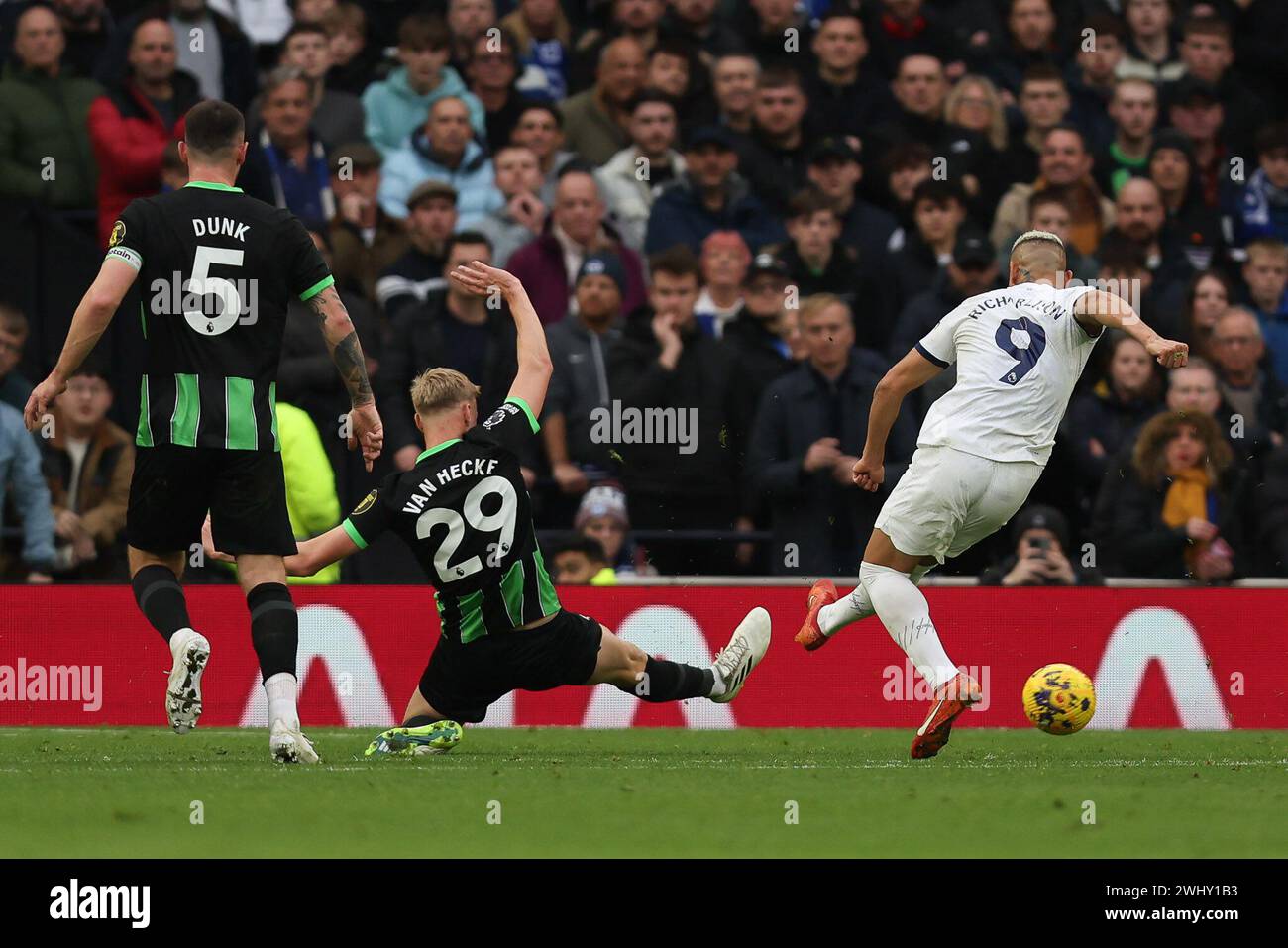 Londres, Royaume-Uni. 11 février 2024. Richarlison de Tottenham Hotspur a un tir bloqué par Jan Paul van Hecke de Brighton & Hove Albion lors du match de premier League entre Tottenham Hotspur et Brighton et Hove Albion au Tottenham Hotspur Stadium, Londres, Angleterre le 10 février 2024. Photo de Ken Sparks. Utilisation éditoriale uniquement, licence requise pour une utilisation commerciale. Aucune utilisation dans les Paris, les jeux ou les publications d'un club/ligue/joueur. Crédit : UK Sports pics Ltd/Alamy Live News Banque D'Images