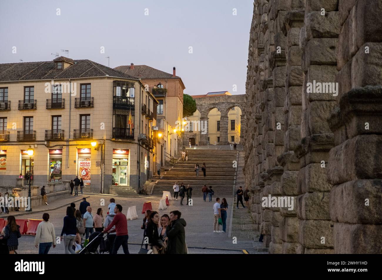 2023 09 23 Ségovie, Espagne. Touristes à l'ancien aqueduc romain. Banque D'Images