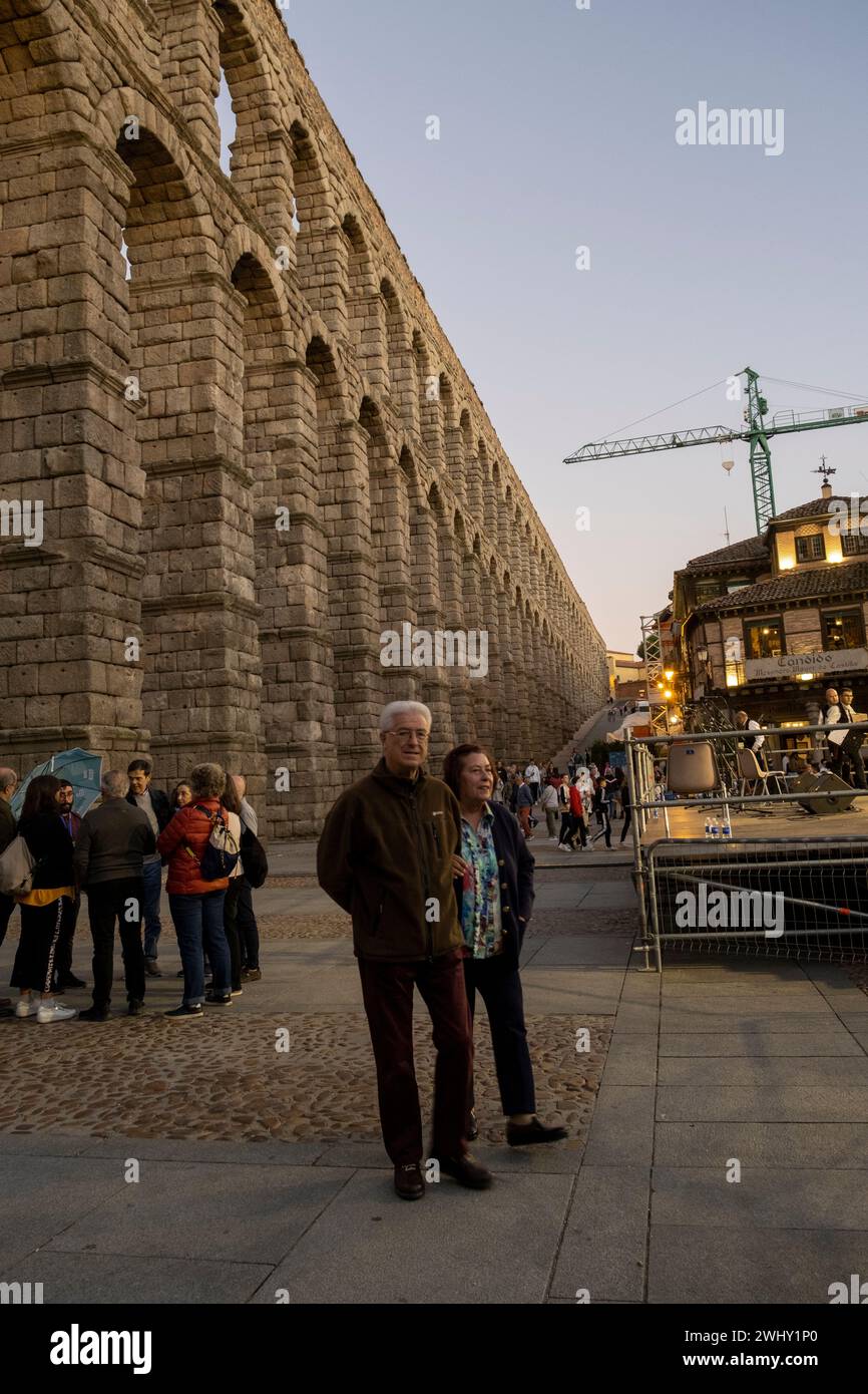 2023 09 23 Ségovie, Espagne. Touristes à l'ancien aqueduc romain. Banque D'Images