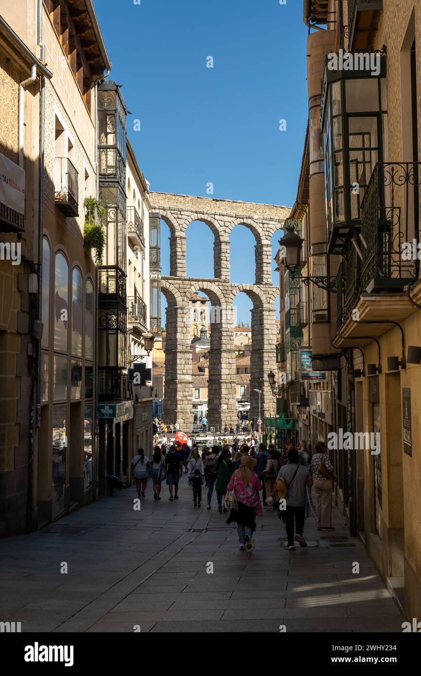 2023 09 23 Ségovie, Espagne. Vue sur l'avenue Acueducto et l'ancien aqueduc romain Banque D'Images