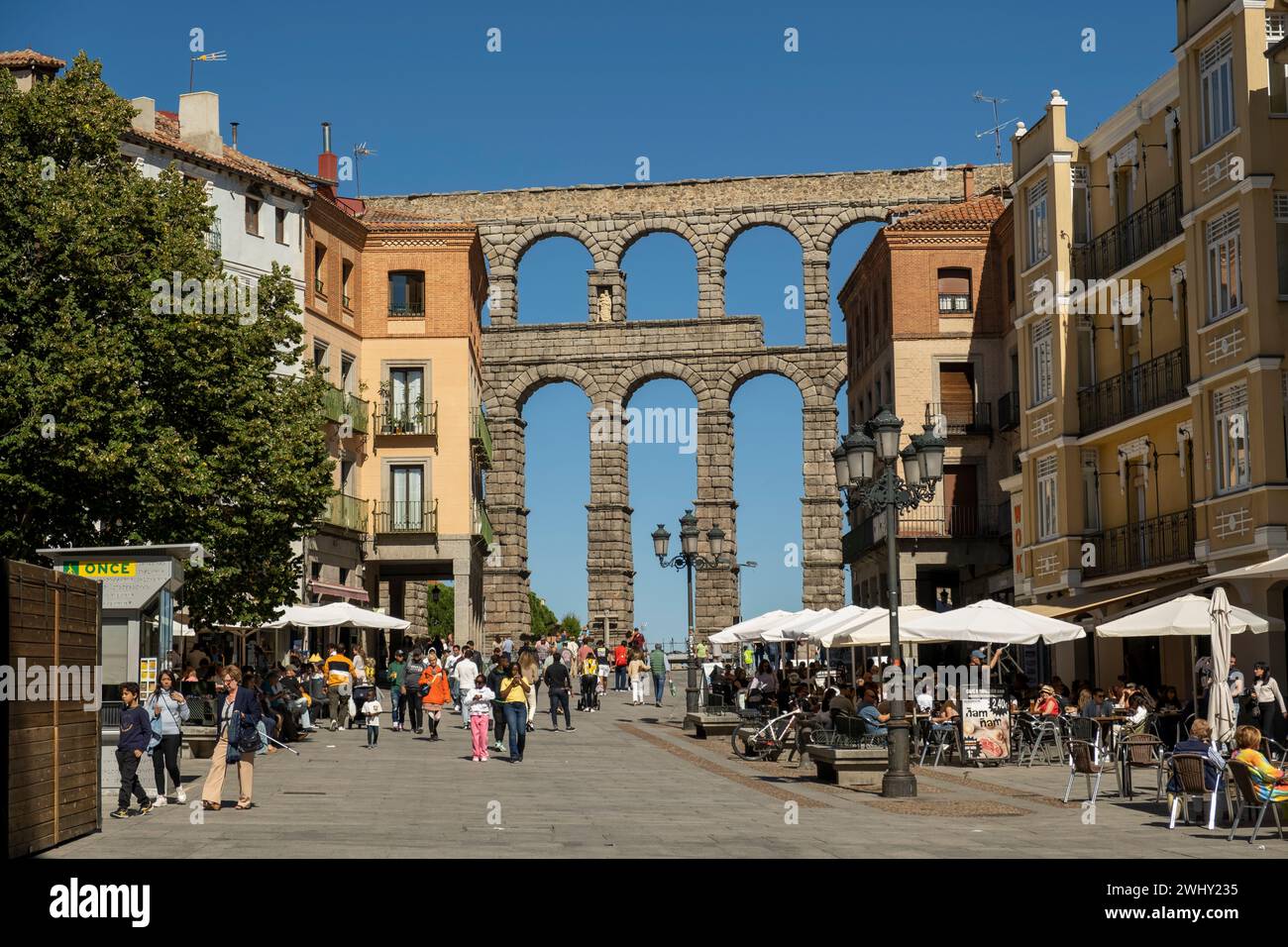 2023 09 23 Ségovie, Espagne. Vue sur l'avenue Acueducto et l'ancien aqueduc romain Banque D'Images