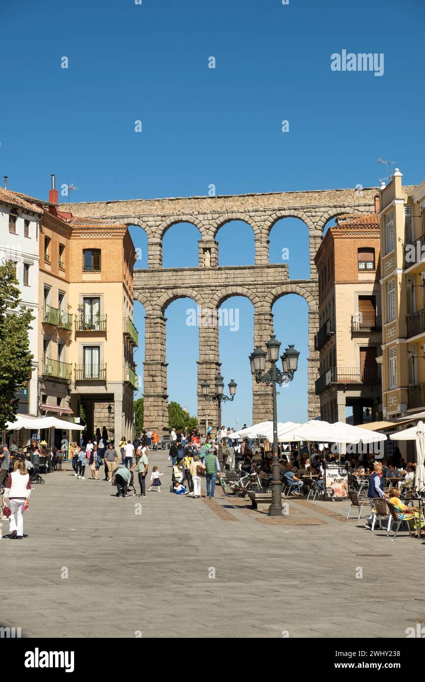 2023 09 23 Ségovie, Espagne. Vue sur l'avenue Acueducto et l'ancien aqueduc romain Banque D'Images
