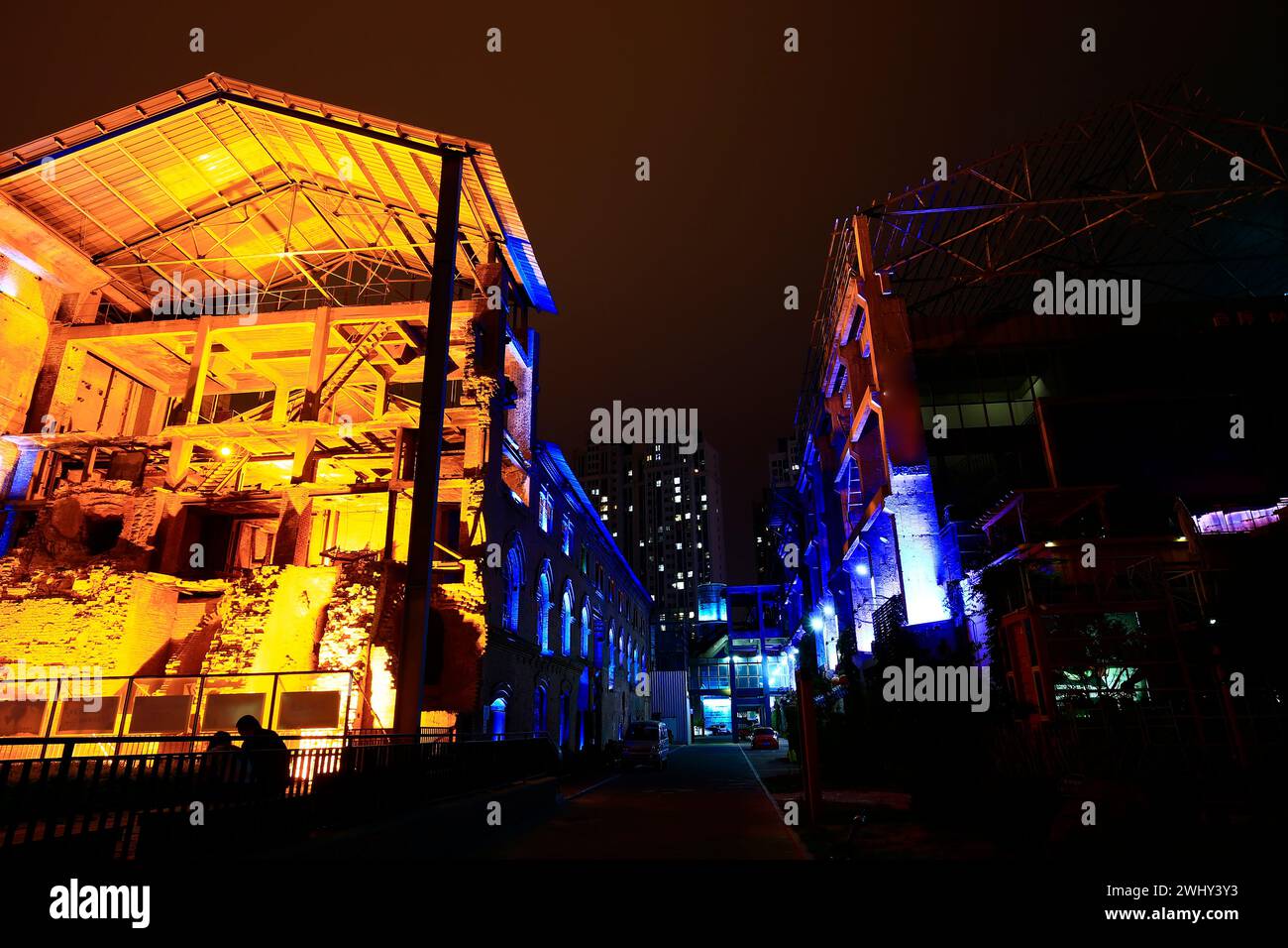 Abandonner la fabrication de machines et d'équipements de l'usine la nuit Banque D'Images