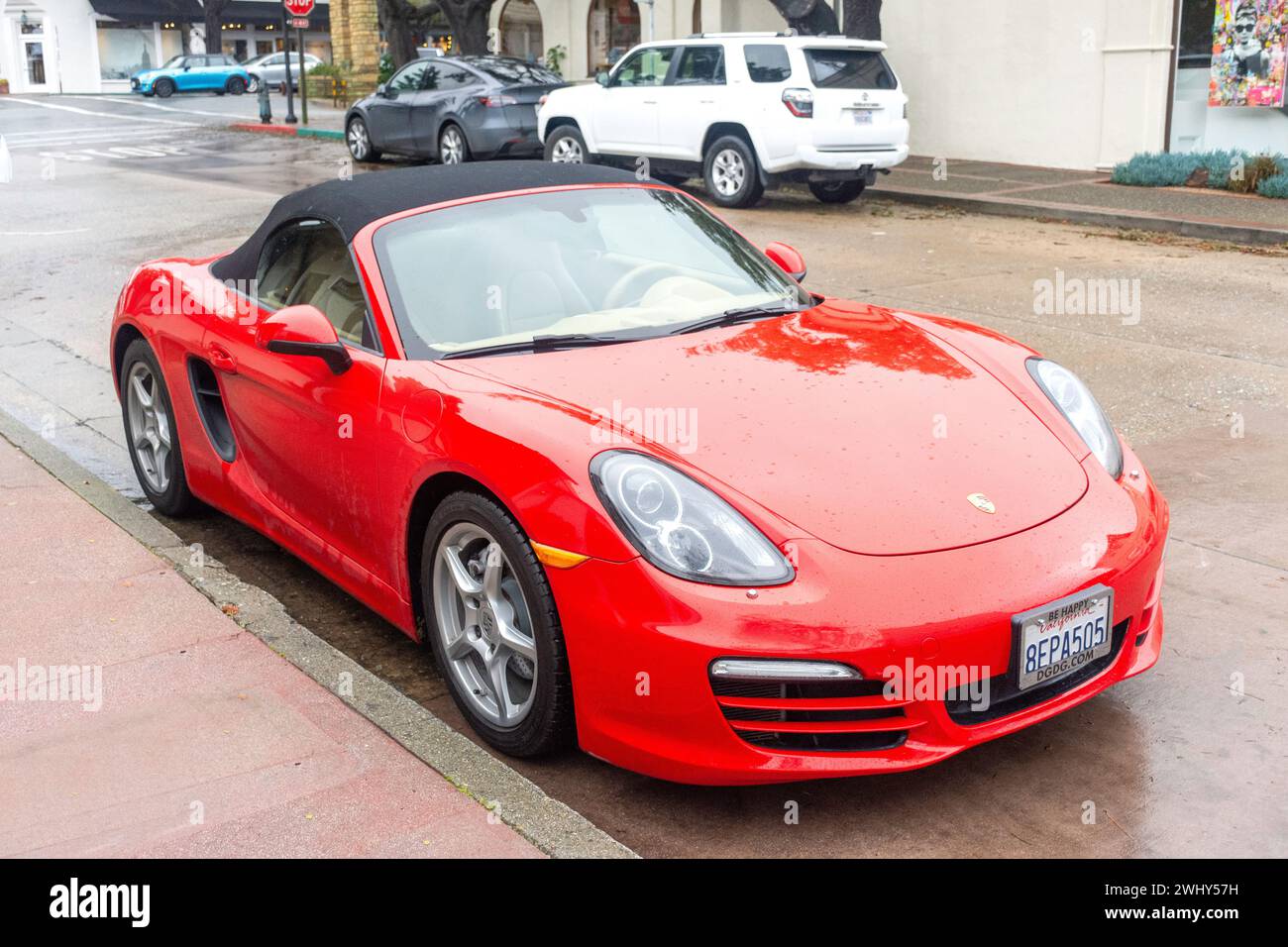 Voiture Porsche Boxster décapotable garée sur Ocean Avenue, Carmel-by-the-Sea, Monterey County, Californie, États-Unis d'Amérique Banque D'Images Voiture Porsche Boxster décapotable garée sur Ocean Avenue, Carmel-by-the-Sea, Monterey County, Californie, États-Unis d'Amérique Banque D'Images