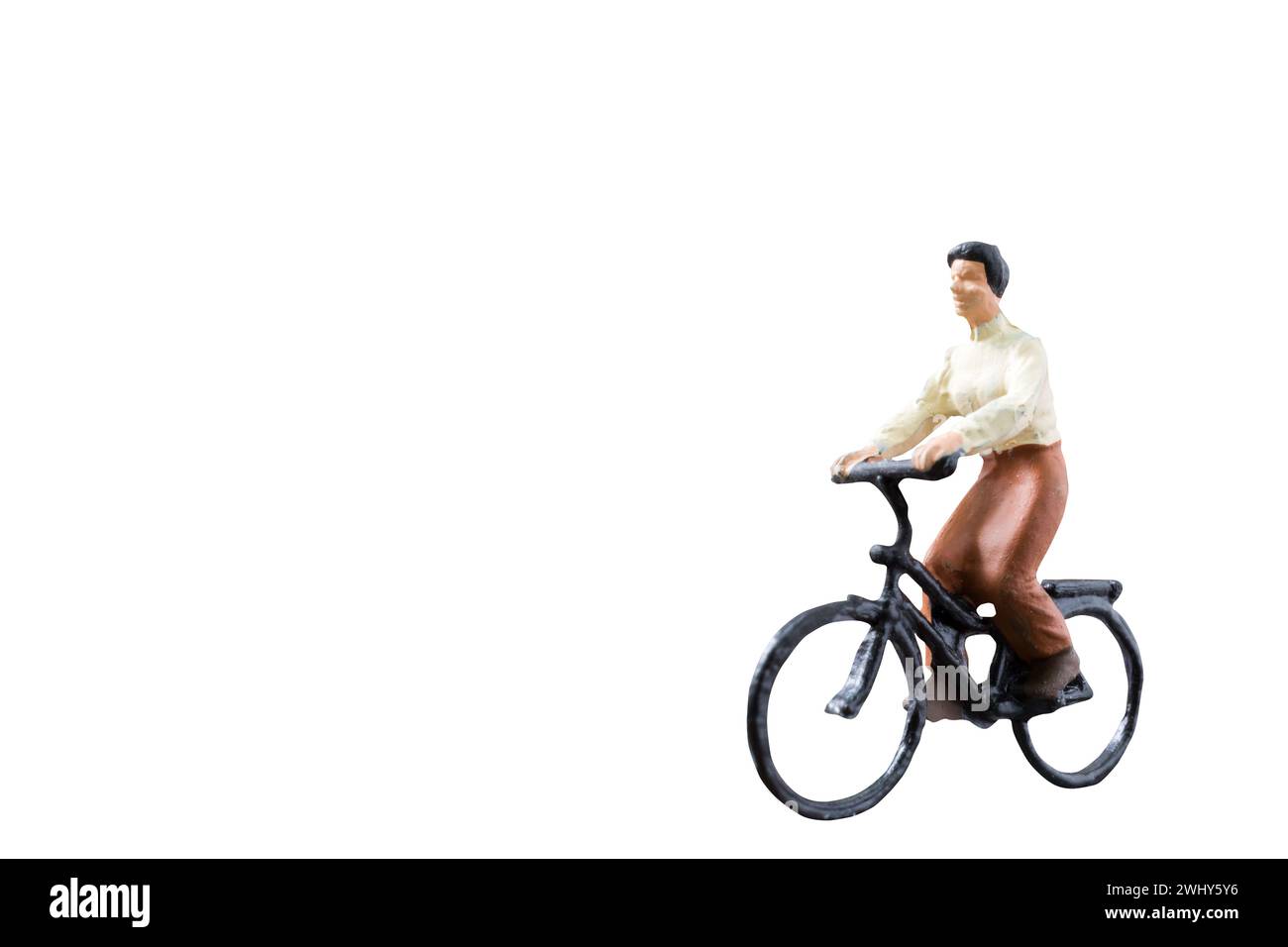 Figurine miniature Ride vélo isolé sur fond blanc avec chemin de découpage Banque D'Images