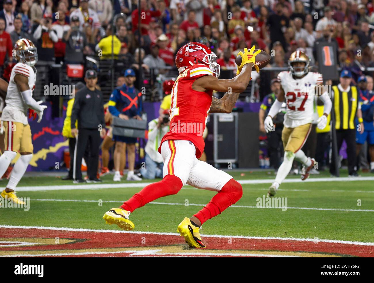 Las Vegas, États-Unis. 11 février 2024. Le receveur des Kansas City Chiefs, Marquez Valdes-Scantling (11), attrape une passe de touchdown de 16 yards pour marquer devant la sécurité des 49ers de San Francisco Ji'Ayir Brown (27) lors du troisième quart-temps du Super Bowl LVIII au stade Allegiant de Las Vegas, Nevada, le dimanche 11 février 2024. Photo de John Angelillo/UPI crédit : UPI/Alamy Live News Banque D'Images