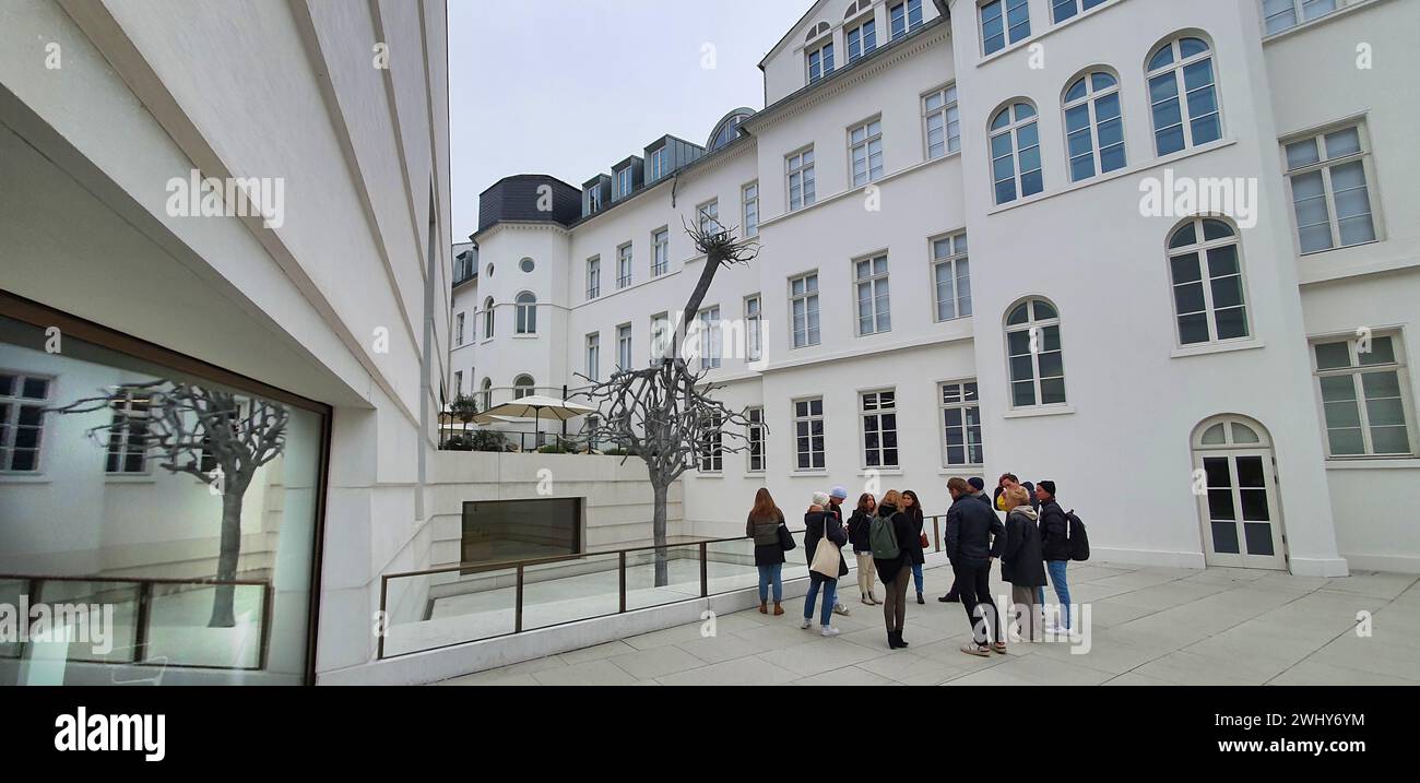 Musée juif de Francfort-sur-le-main avec sculpture d'arbre par Ariel Schlesinger Banque D'Images