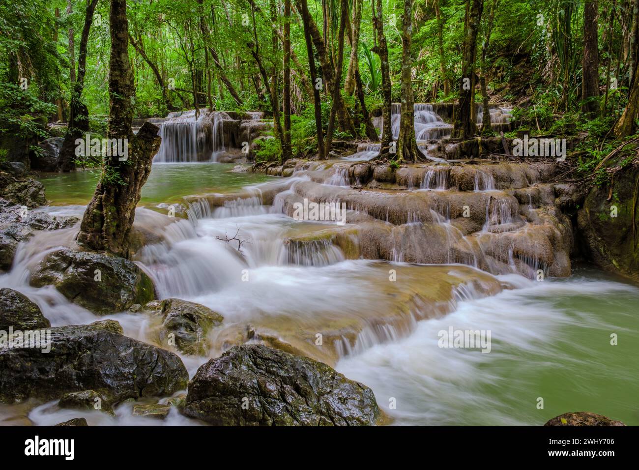 Poster Chutes D’Eau Erawan – Parc National Kanchanaburi Thaïlande – Eau Bleue Turquoise – Format 61x91,5 Cm