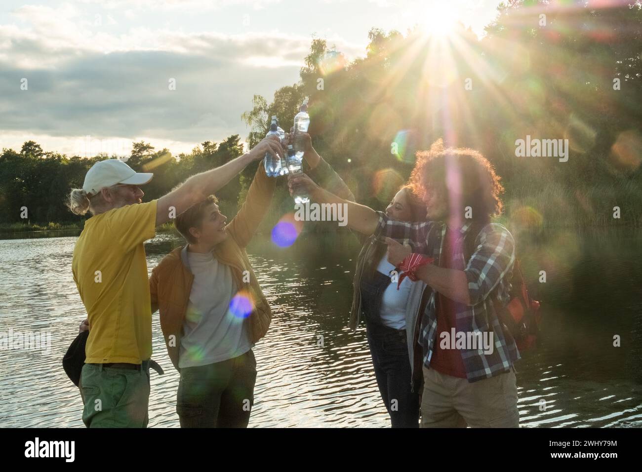 Amis acclamant avec des bouteilles d'eau Banque D'Images